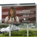 «Imagínese cuán lejos puede llegar con un poco de inglés», rezan los letreros con la fotografía de Melania Trump