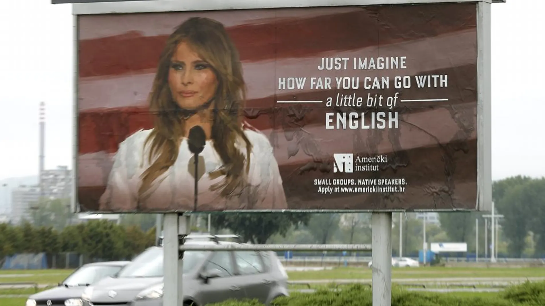 «Imagínese cuán lejos puede llegar con un poco de inglés», rezan los letreros con la fotografía de Melania Trump