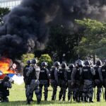 Policías brasileños se enfrentan a los manifestantes en Brasilia.