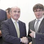 Puigdemont y De Guindos, ayer en Sitges, durante la XXIII Reunión del Círculo de Economía