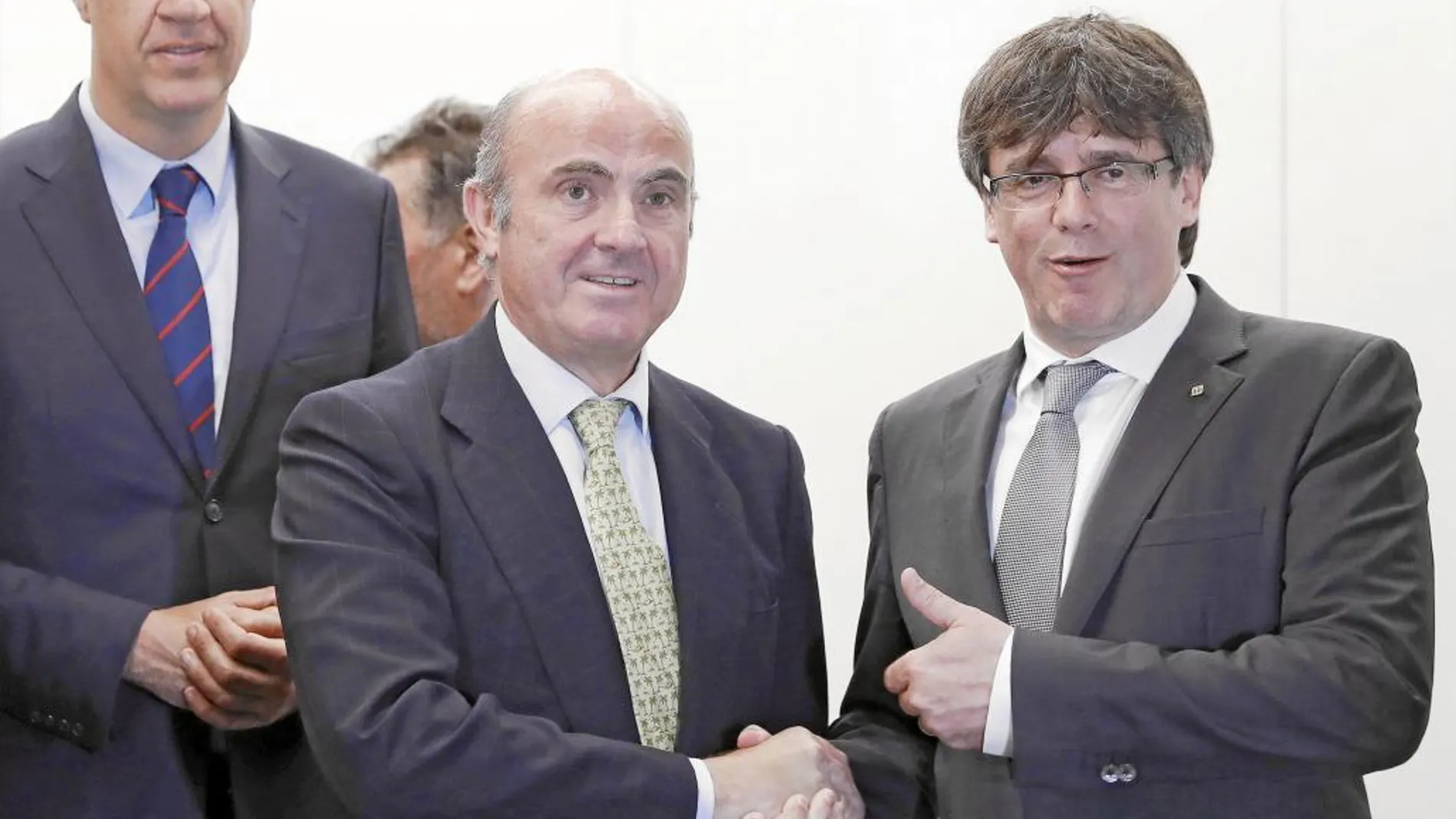 Puigdemont y De Guindos, ayer en Sitges, durante la XXIII Reunión del Círculo de Economía