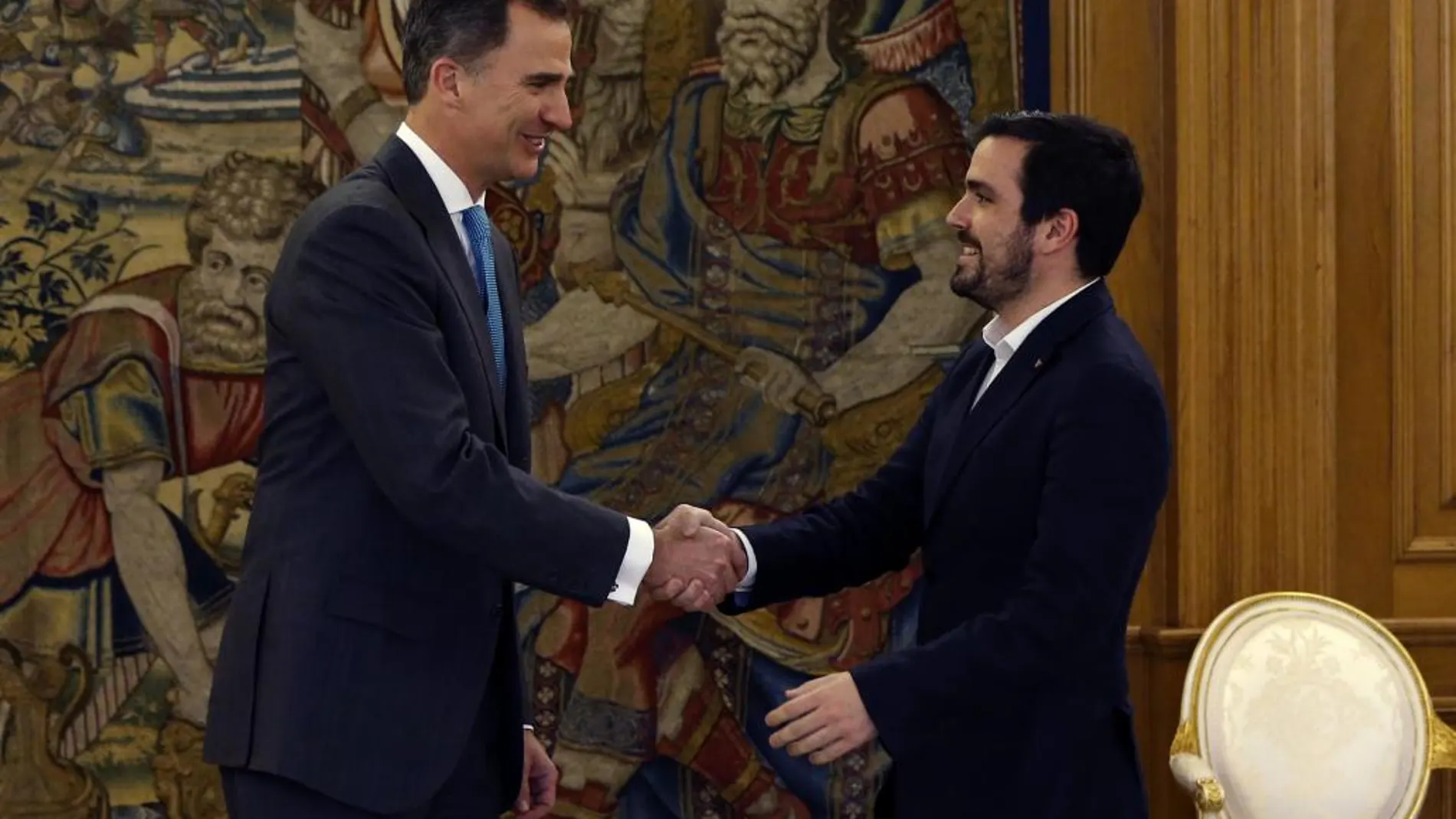 El Rey Felipe VI recibe al portavoz de IU-Unidad Popular, Alberto Garzón, dentro de la tercera ronda de consultas