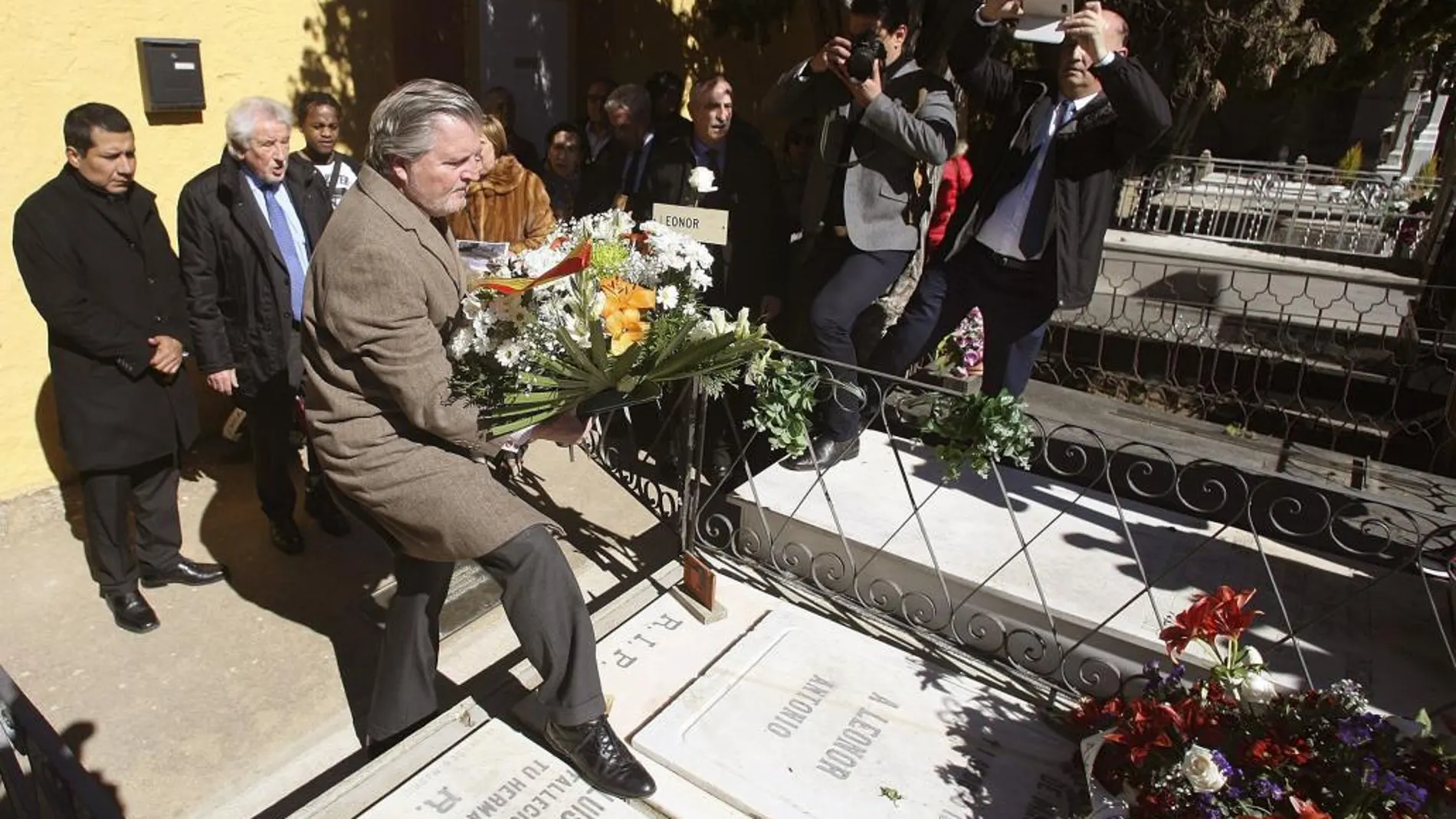 Iñigo Méndez de Vigo deposita un ramo de flores en la sepultura de Leonor Izquierdo tras asistir al acto para conmemorar el 78 aniversario del fallecimiento de Antonio Machado