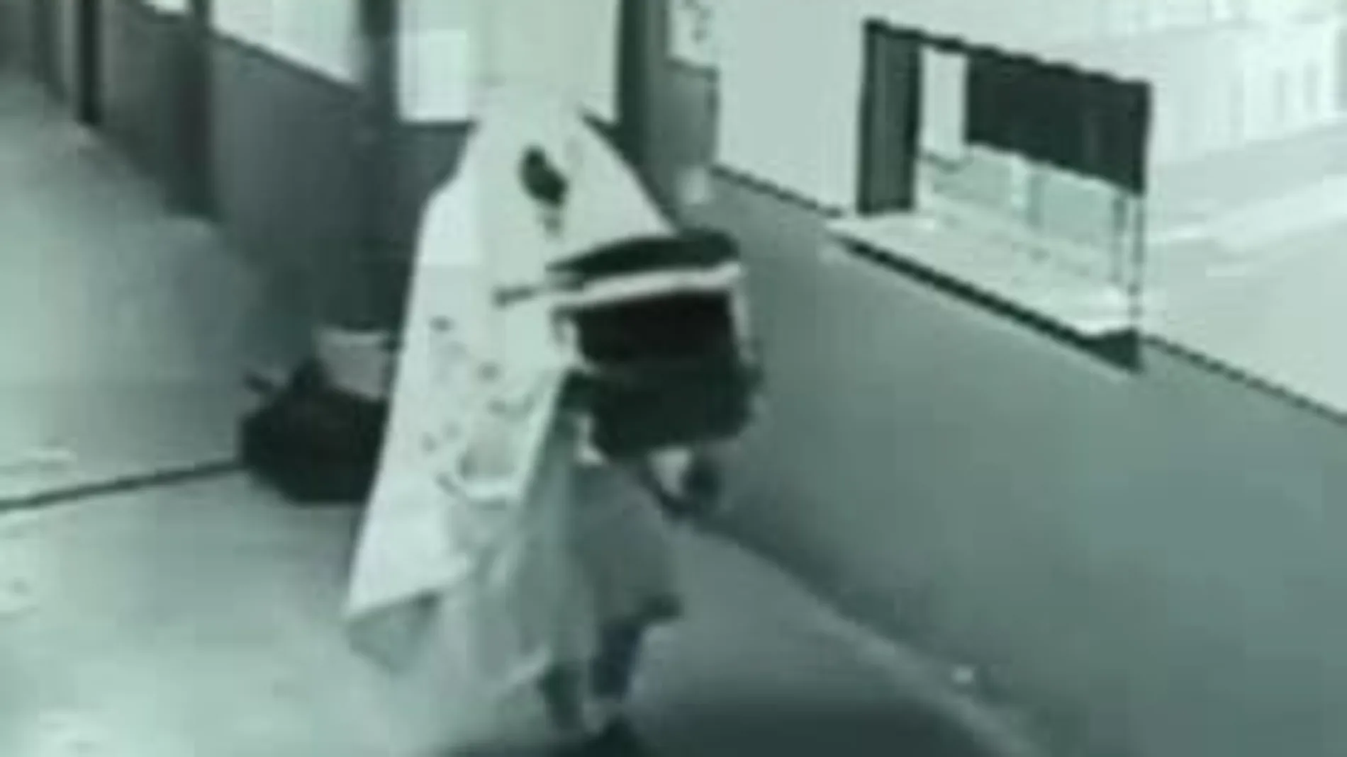 Imagen de una cámara de vigilancia e que se ve a uno de los ex concejales llevándose la impresora del Ayuntamiento
