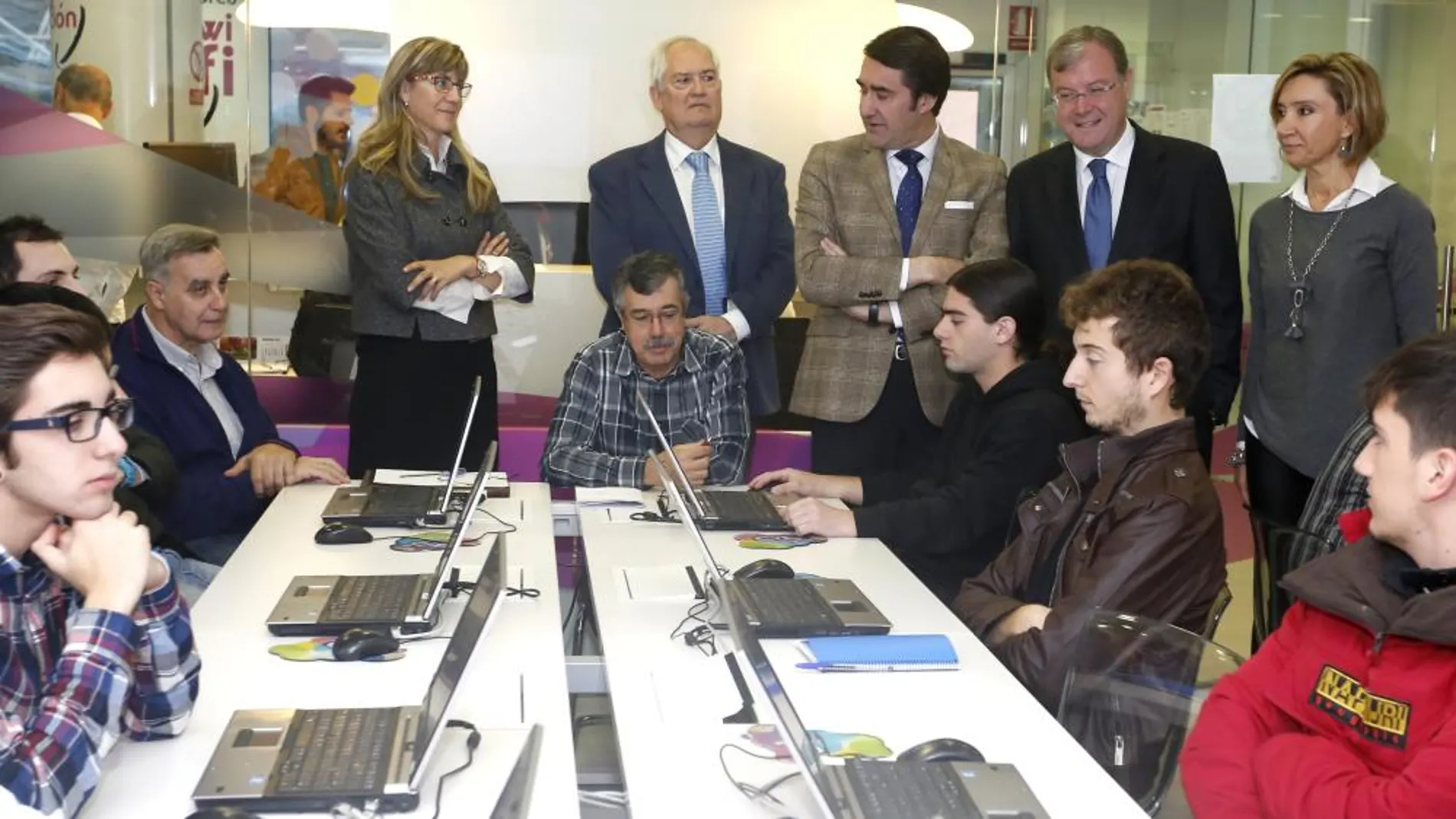 El consejero Suárez-Quiñones y el alcalde Antonio Silván visitan el Espacio CyL Digital de León