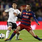 El centrocampista del FC Barcelona Sergio Busquets (d) durante el partido de ida de las semifinales de la Copa del Rey.