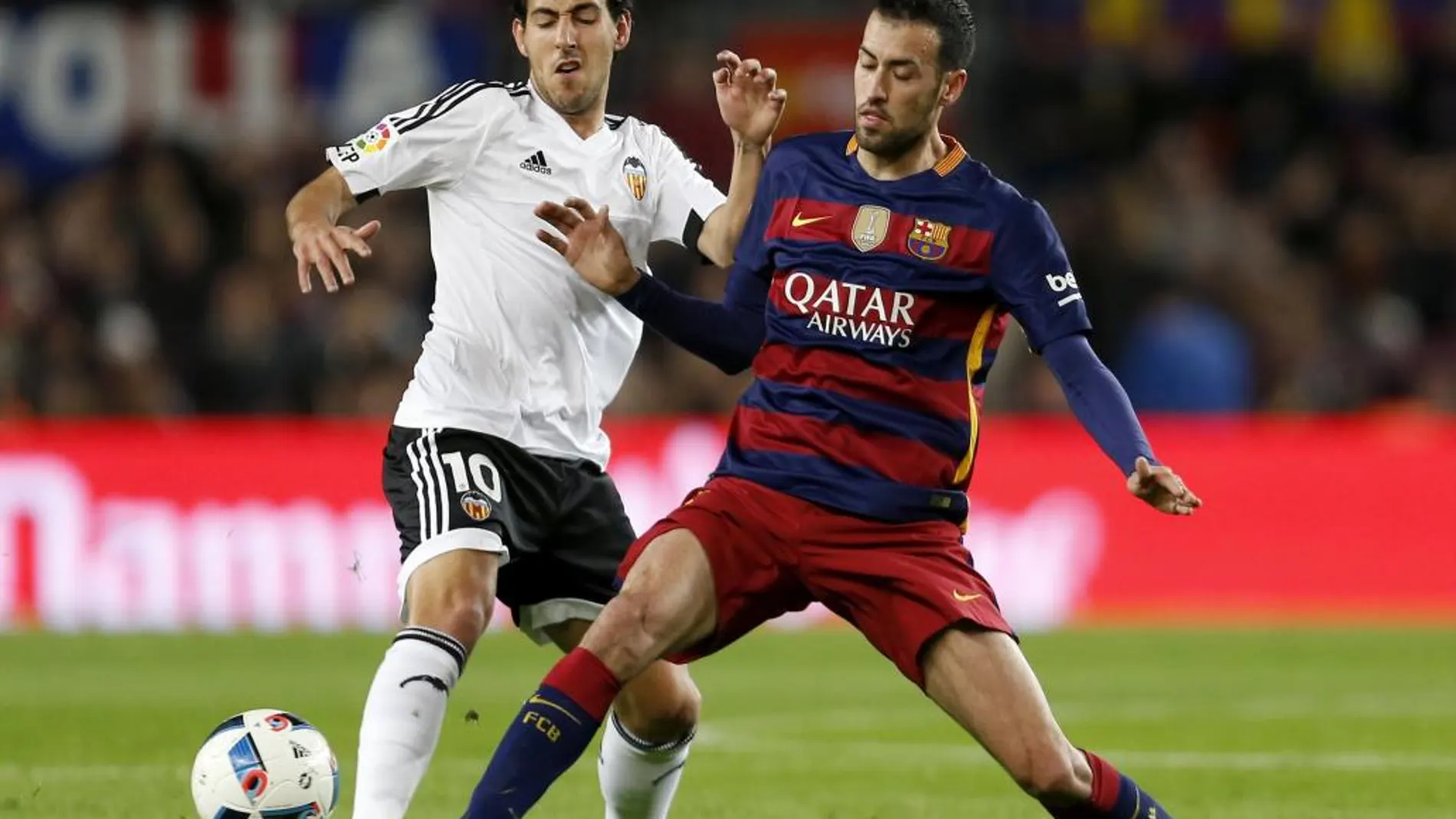 El centrocampista del FC Barcelona Sergio Busquets (d) durante el partido de ida de las semifinales de la Copa del Rey.