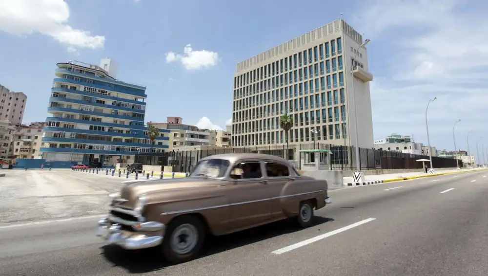 Un coche pasa frente a embajada de Estados Unidos en Cuba.