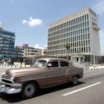 Un coche pasa frente a embajada de Estados Unidos en Cuba.
