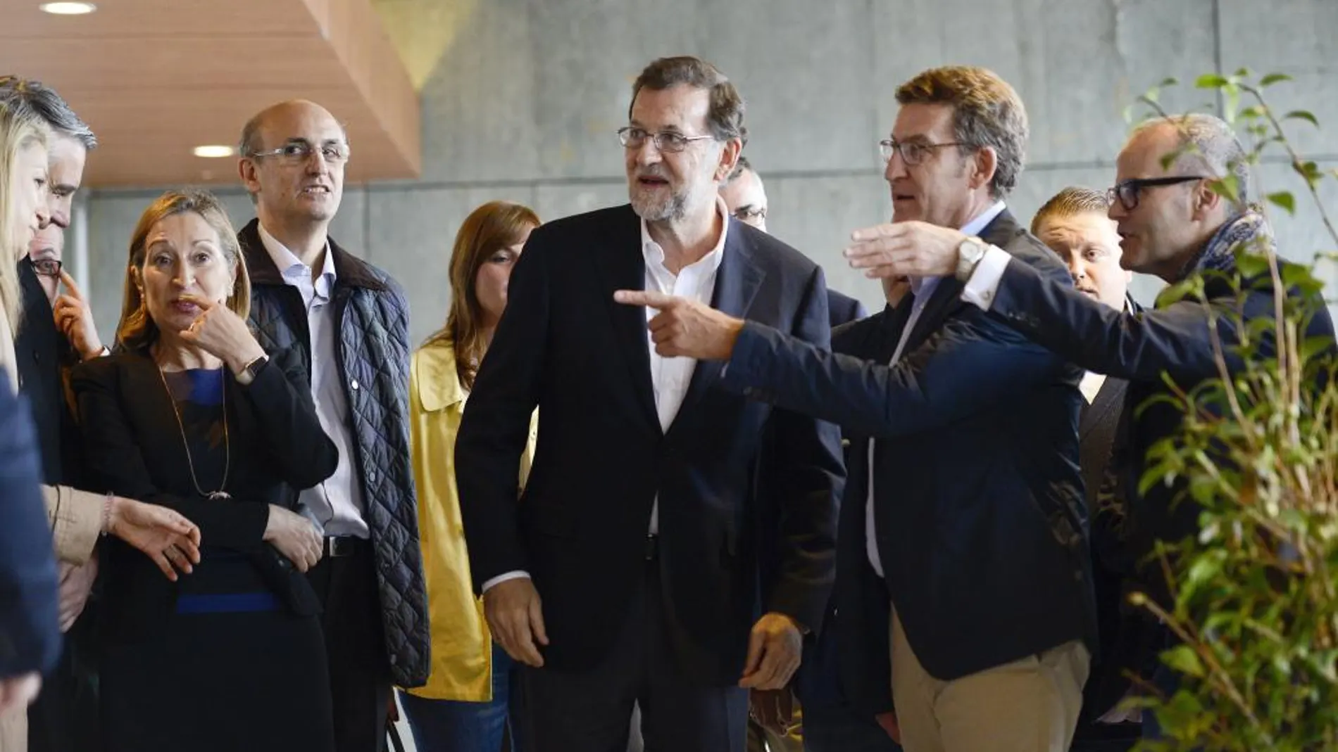 Mariano Rajo, Alberto Núñez Feijóo, Jesús Vázquez y lAna Pastor su llegada a la reunión con jóvenes de Nuevas Generaciones