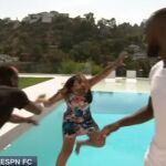 Pogba lanza a la periodista al agua