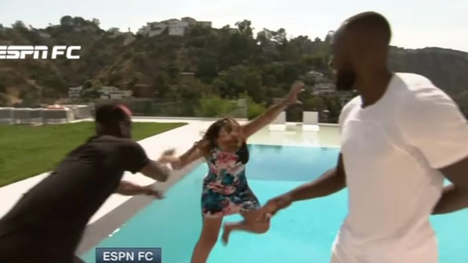 Pogba lanza a la periodista al agua