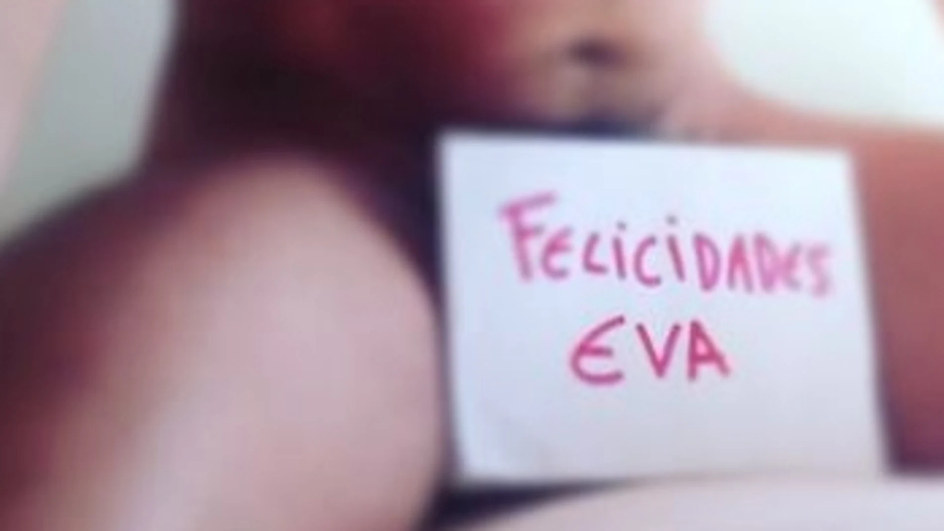 ¿Qué famoso felicita así a Eva Hache?