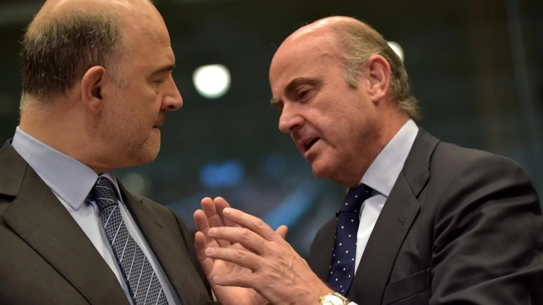 Pierre Moscovici y Luis de Guindos durante la reunión de ministro de la zona euro