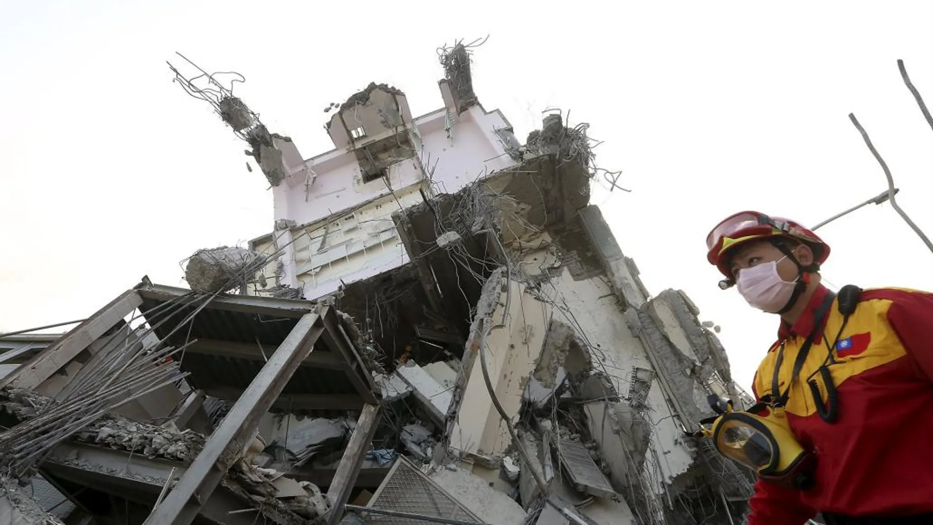 Suben a 23 los muertos y a 120 los desaparecidos en el terremoto de Taiwán
