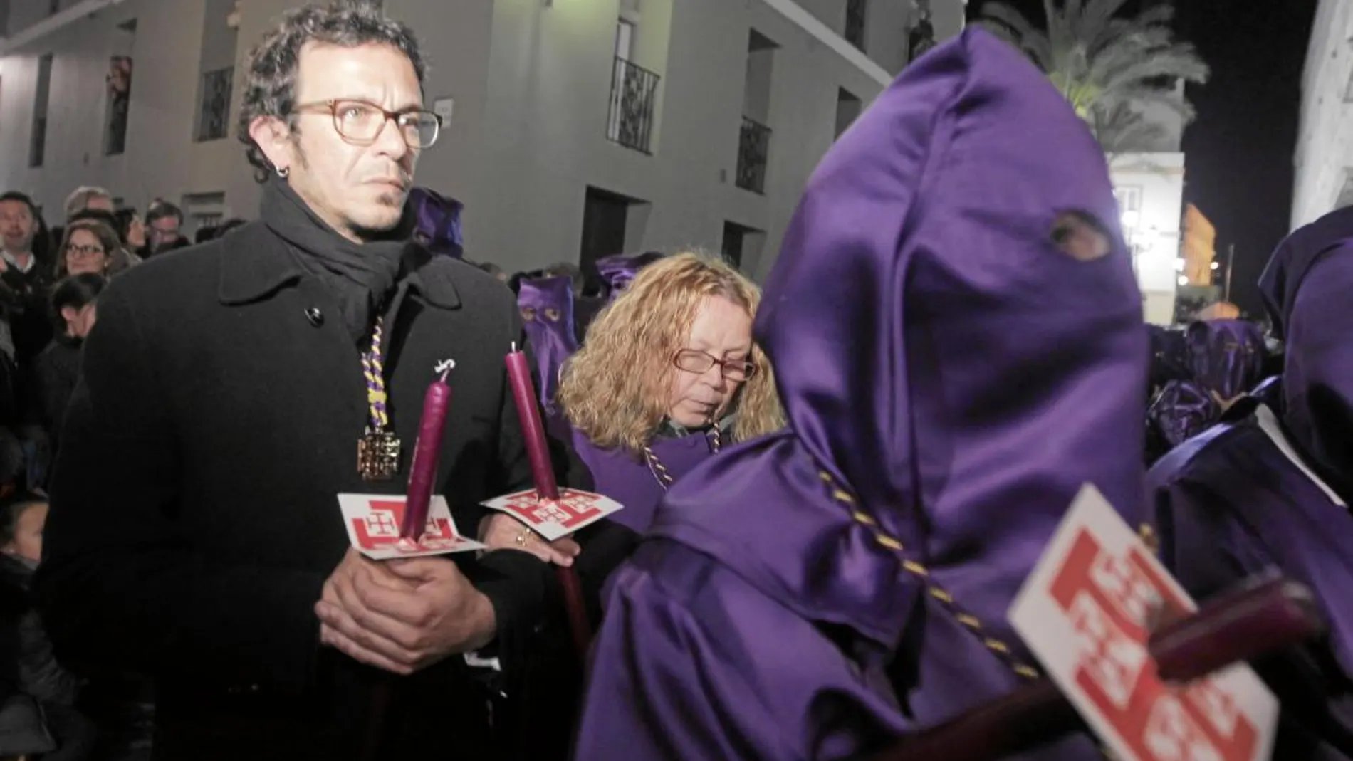 El alcalde de Cádiz, ayer, junto a su madre, entre los penitentes