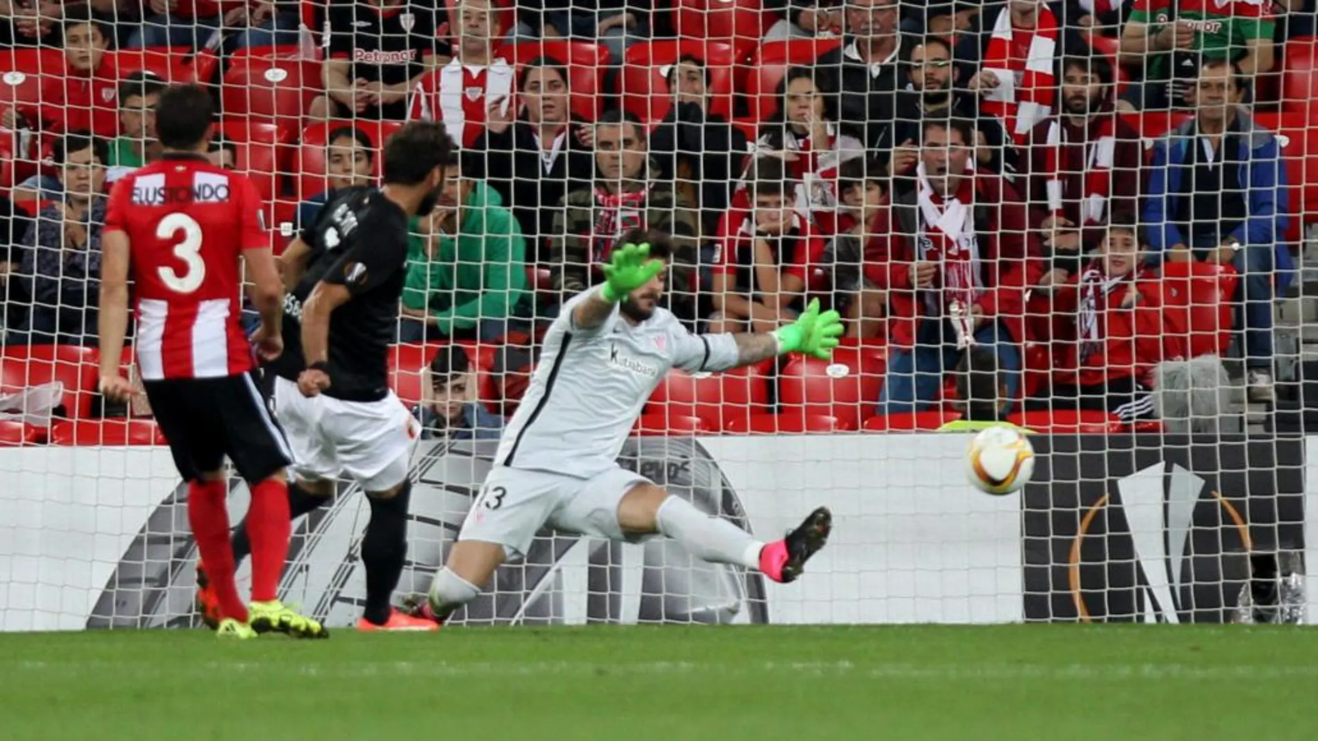 El centrocampista turco del FC Augsburgo alemán Halil Altintop, marca gol ante el Athletic, el primero del equipo