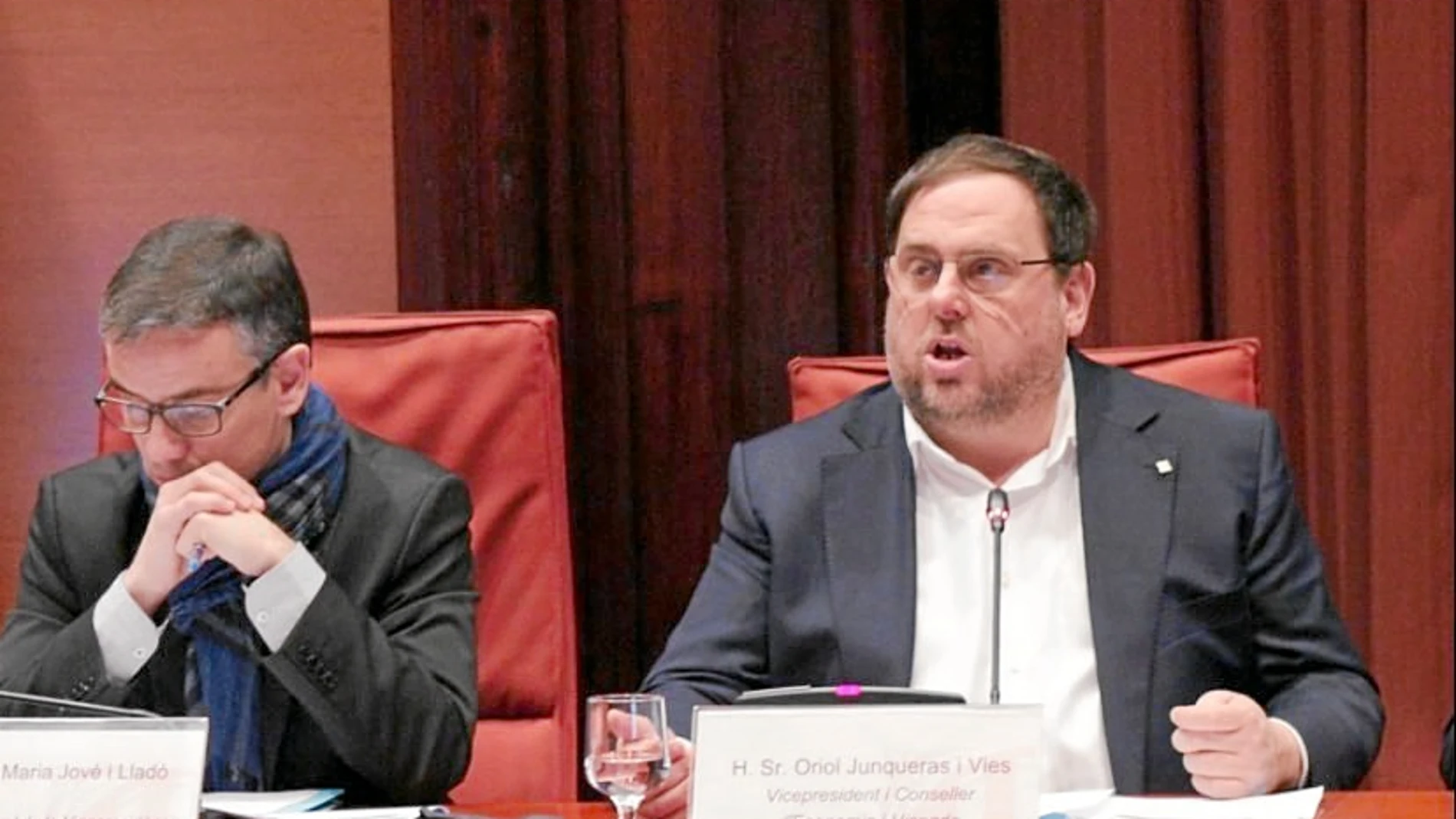 En la imagen, el vicepresidente de la Generalitat, Oriol Junqueras, ayer en la comisión de Economía