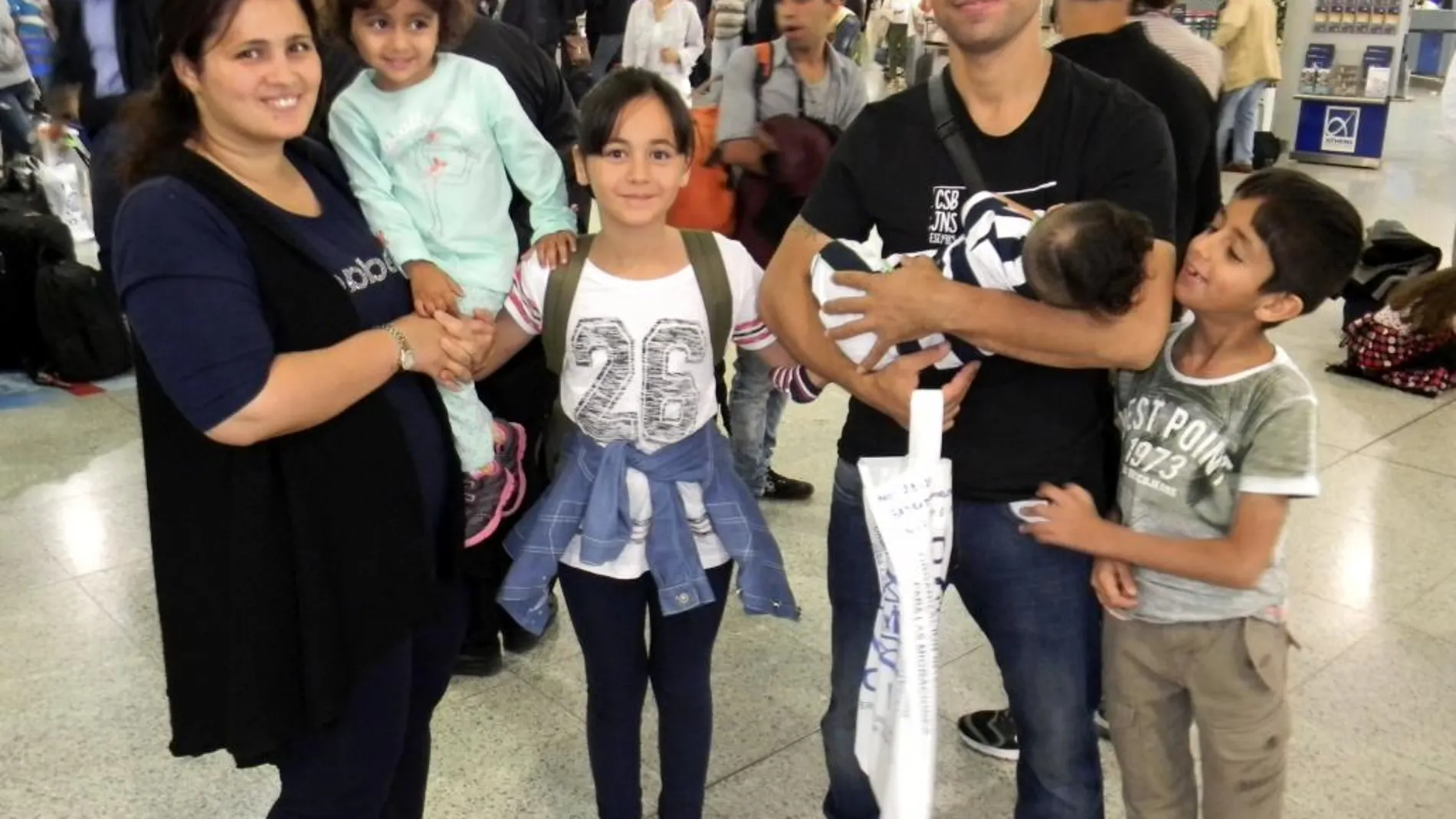 Nafia Bedredin, de nacionalidad iraqui, con su mujer y sus cuatro hijos en el aeropuerto de Atenas antes de partir hacia Madrid.