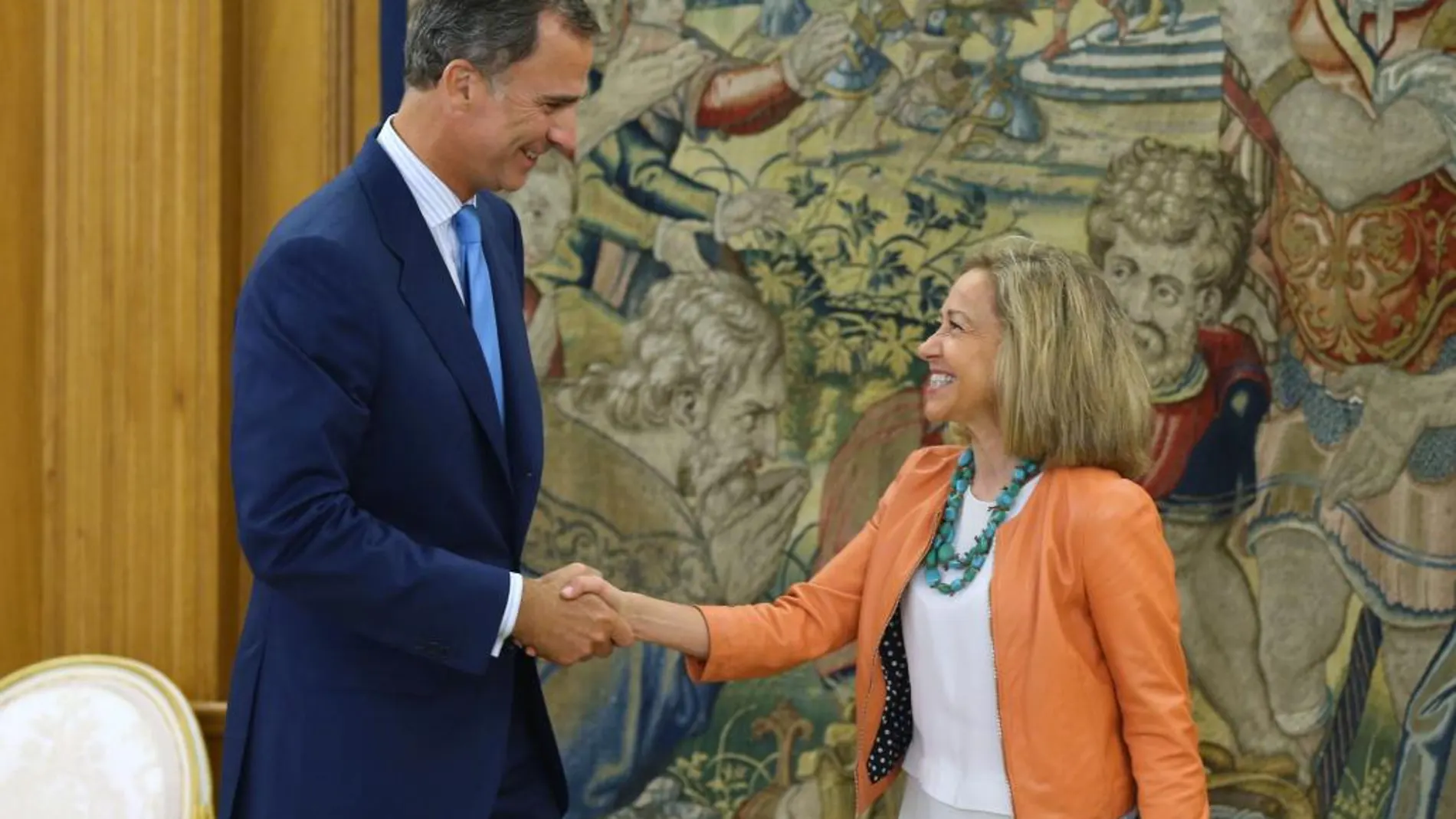 El Rey Felipe IV saluda a la fiscal general, Consuelo Madrigal al comienzo de la reunión mantenida el pasado jueves en el Palacio de la Zarzuela.