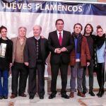 Antonio Pulido y Manuel Herrera, ayer junto a una representación de los artistas que participarán en los dos ciclos flamencos