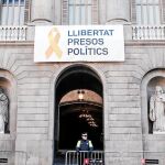 El Ayuntamiento de Barcelona fue obligado a retirar los lazos amarillos en apoyo a los «presos políticos»