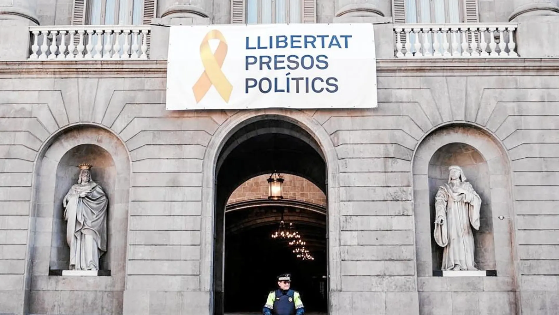 El Ayuntamiento de Barcelona fue obligado a retirar los lazos amarillos en apoyo a los «presos políticos»