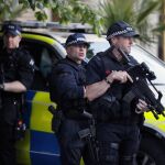 Policías armados custodian una calle en Manchester (Reino Unido)