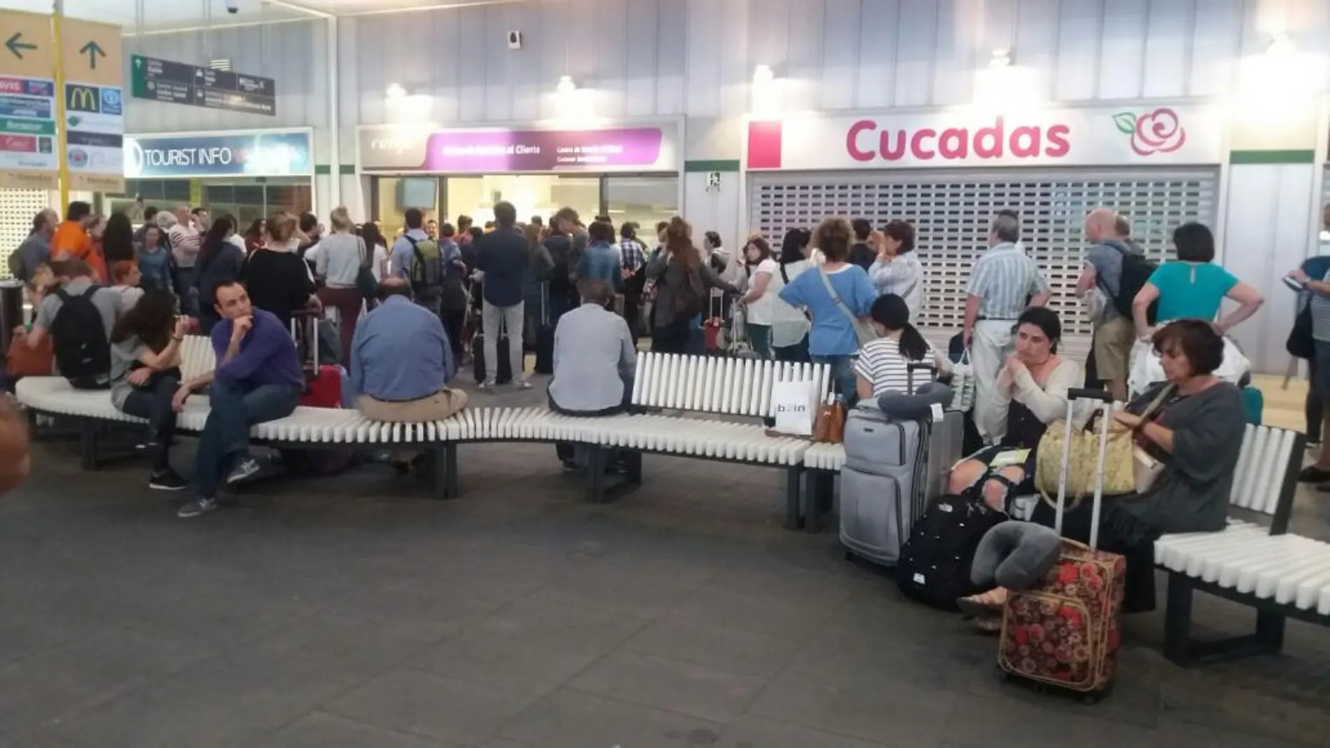 Más de un centenar de pasajeros acudieron a la oficina de Atención al Cliente de la Estación de Joaquín Sorolla, reclamando su dinero