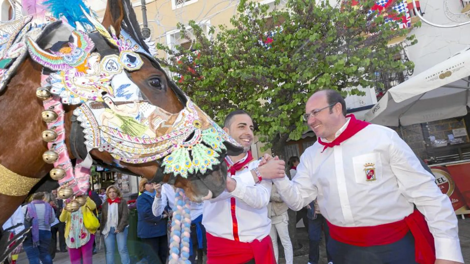 El presidente regional, Pedro Antonio Sánchez, asistió ayer al tradicional desfile desde el Templete acompañando a los Caballos del Vino