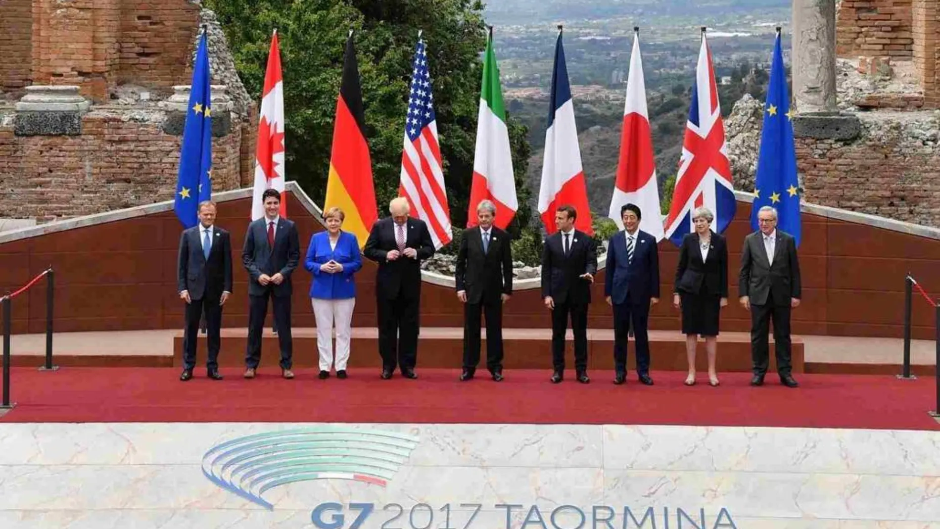 Donald Tusk, Justin Trudeau, Angela Merkel, Donald J. Trump, Paolo Gentiloni, Emmanuel Macron, Shinzo Abe, Theresa May, y Jean-Claude Juncker, posan para la foto de familia de la cumbre de líderes del G7 en Taormina (Italia)