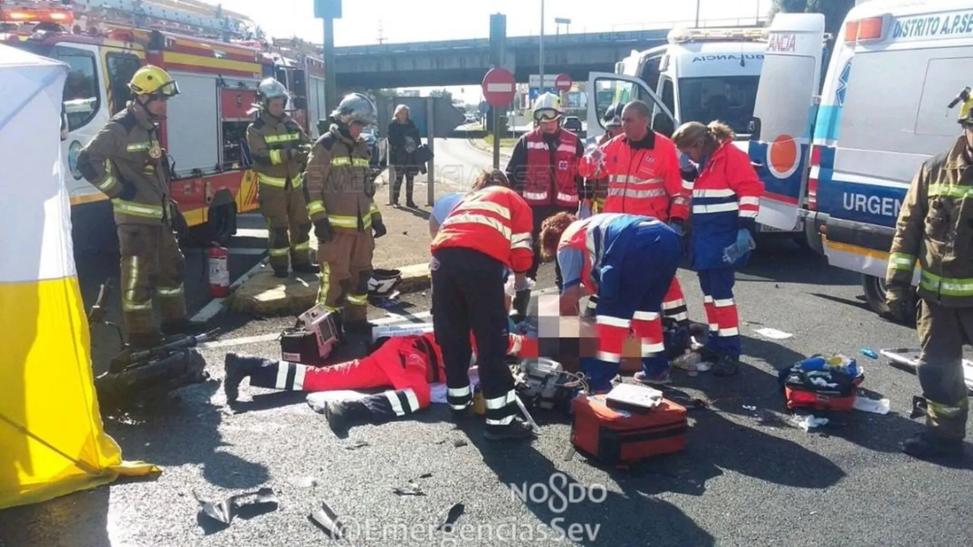 Las asistencias sanitarias tratan de salvar la vida del conductor de la motocicleta