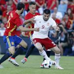 El defensa de la selección española, Juanfran y el centrocampista Lucas Vázquez pelean un balón