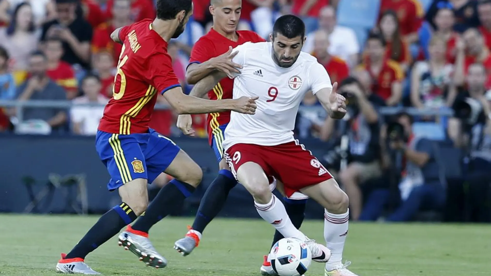 El defensa de la selección española, Juanfran y el centrocampista Lucas Vázquez pelean un balón