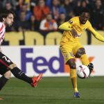 El jugador del APOEL, Vinicius lucha por el balón con el centrocampista Beñat Etxebarría (i) del Athletic
