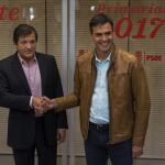 El presidente de la gestora, Javier Fernández, saluda al secretario general de los socialistas, Pedro Sánchez, el día del debate a tres en Ferraz
