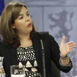 La vicepresidenta del Gobierno, Soraya Sáenz de Santamaría, durante la rueda de prensa tras el Consejo de Ministros