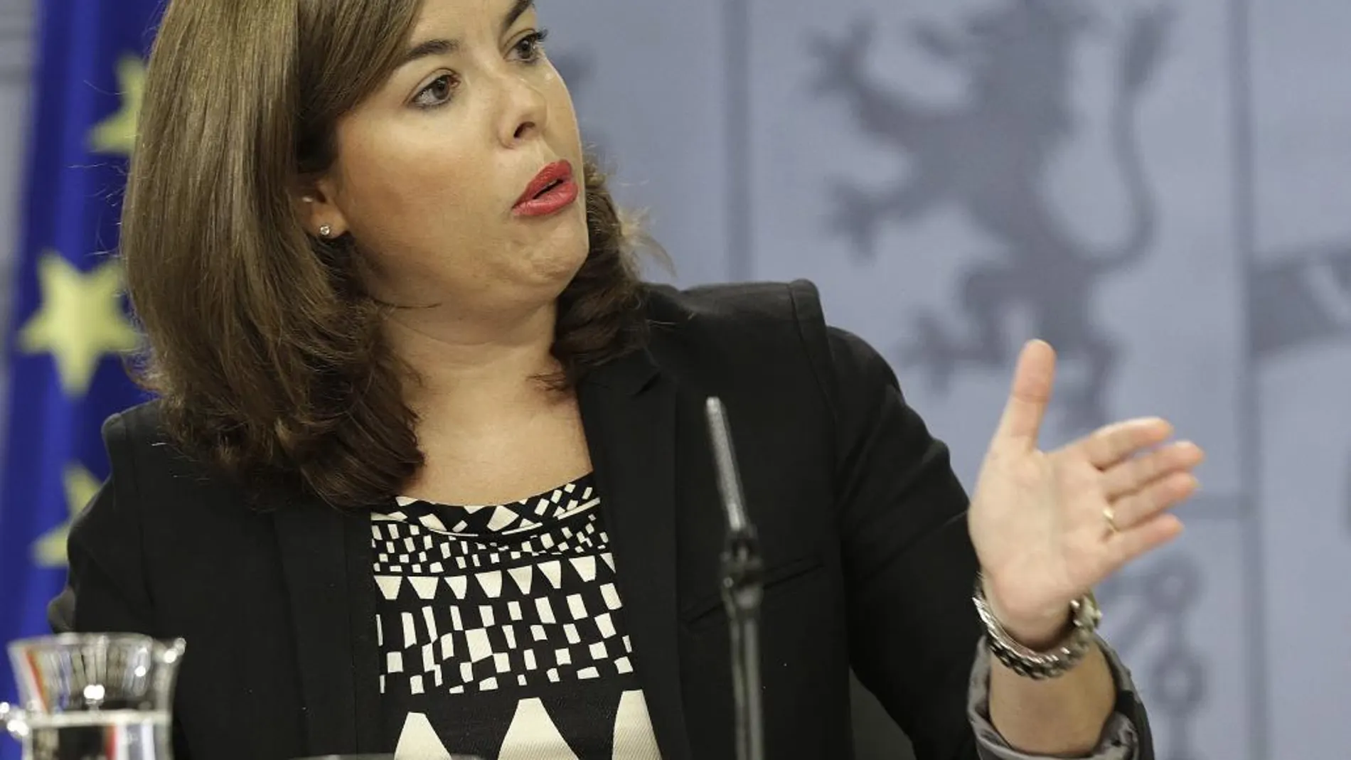 La vicepresidenta del Gobierno, Soraya Sáenz de Santamaría, durante la rueda de prensa tras el Consejo de Ministros