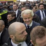 Geert Wilders con su servicio de seguridad durante un acto de campaña en Spijkenisse, cerca de Rotterdam