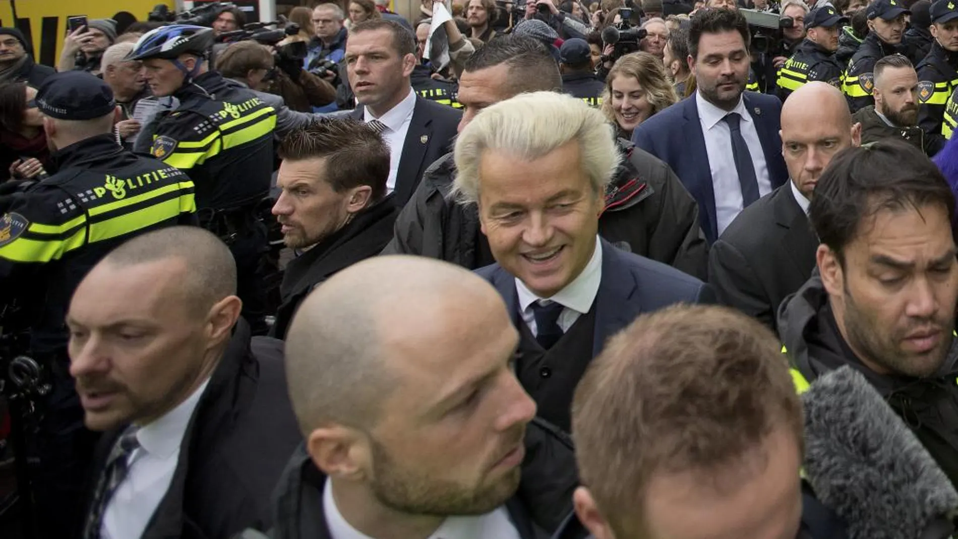 Geert Wilders con su servicio de seguridad durante un acto de campaña en Spijkenisse, cerca de Rotterdam