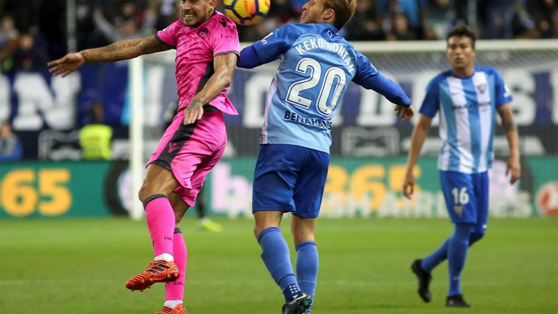 Samu García pelea un balón con el centrocampista del Málaga, Keko