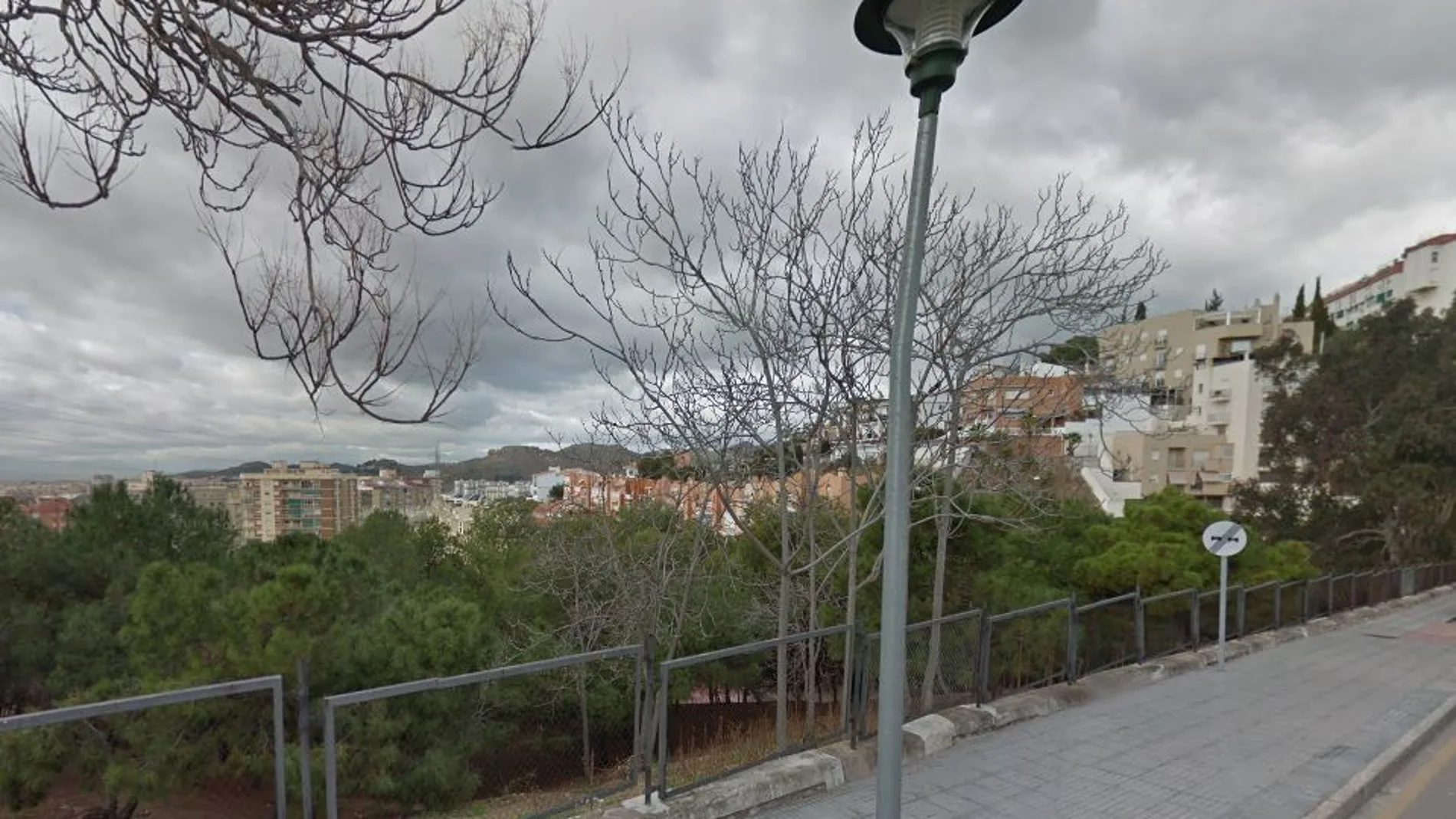 Hallan el cadáver de un hombre en un desnivel de tres metros de altura en Málaga