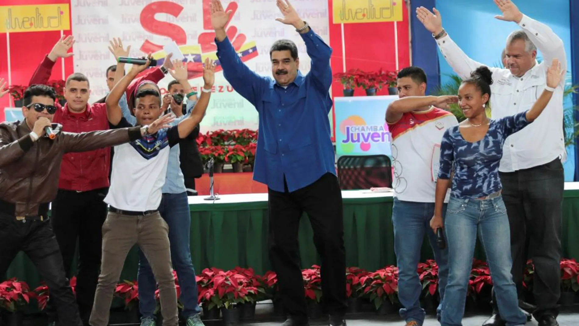 Nicolás Maduro baila durante un acto con sus seguidores