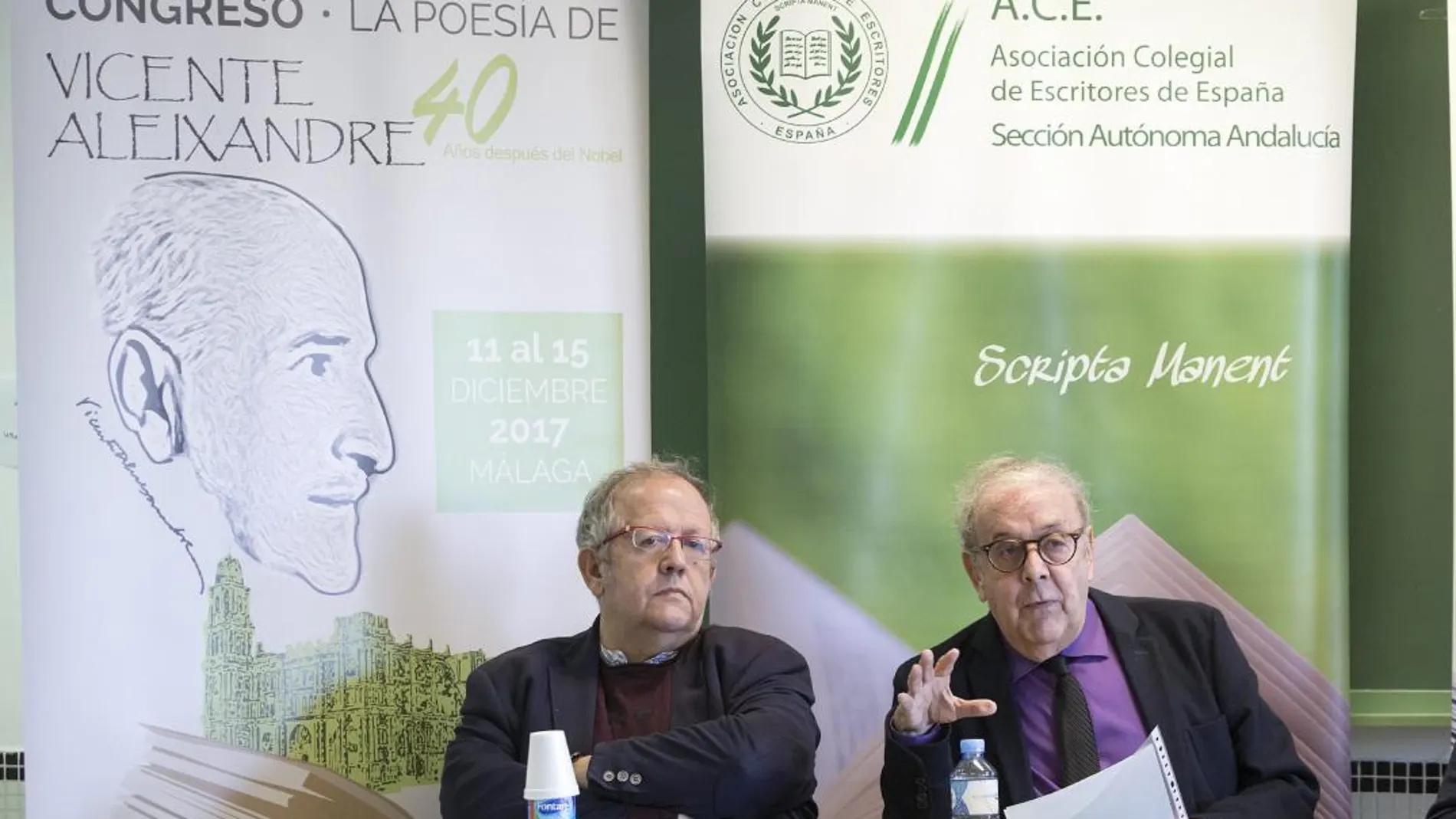 El director del Centro Andaluz de la Letras, Juan José Téllez (i) y el profesor de la UMA Antonio Jiménez Millán