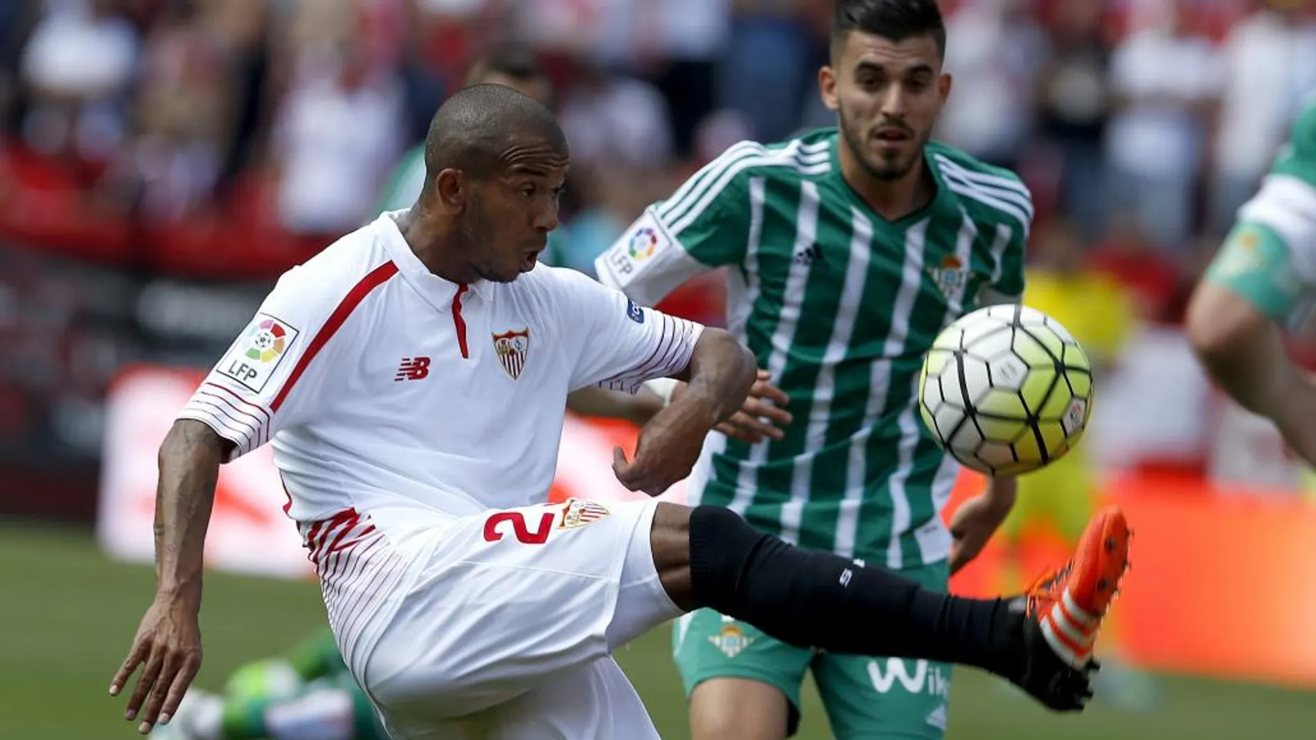 El defensa del Sevilla Mariano Ferreira y el centrocampista del Betis Dani Ceballo