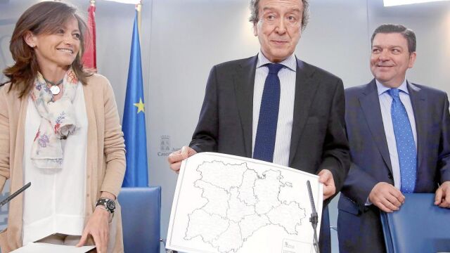 De Santiago-Juárez muestra el mapa de Castilla y León en presencia de María de Diego y Luis Miguel González
