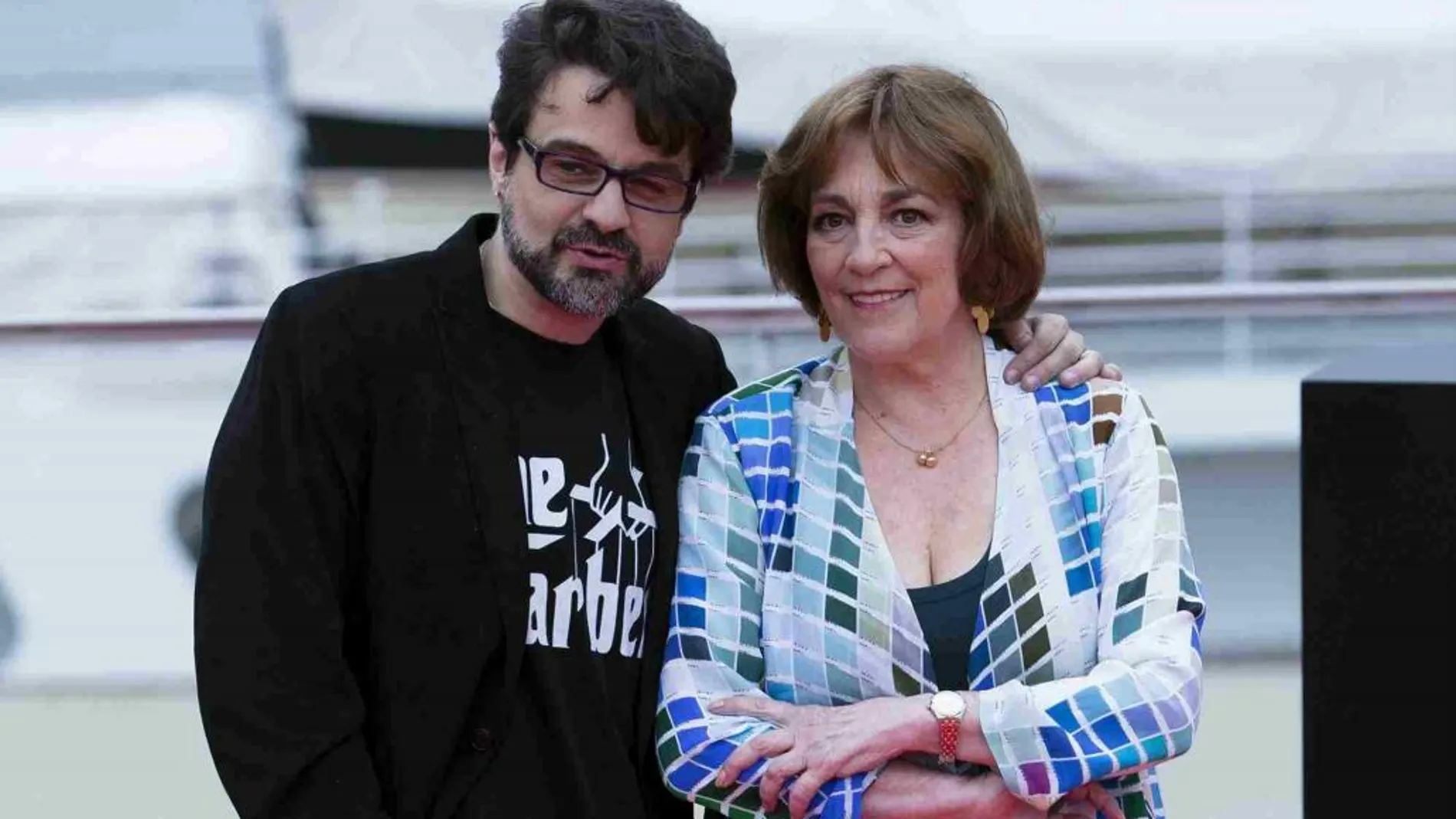 Pedro Barbero, junto a la actriz Carmen Maura, posan en el puerto malagueño tras presentar su largo "El futuro ya no es lo que era".