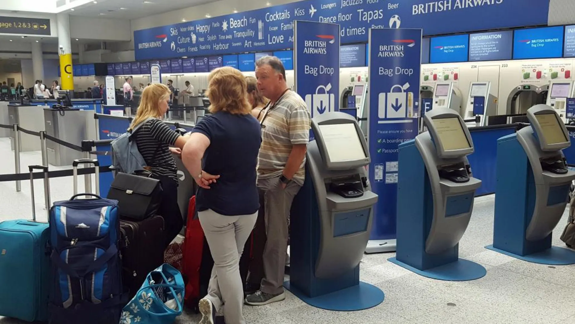 Un grupo de pasajeros junto al mostrador de BA en el aeropuerto de Gatwick.
