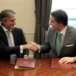 Instante de la firma del acuerdo entre De la Serna y Suárez-Quiñones