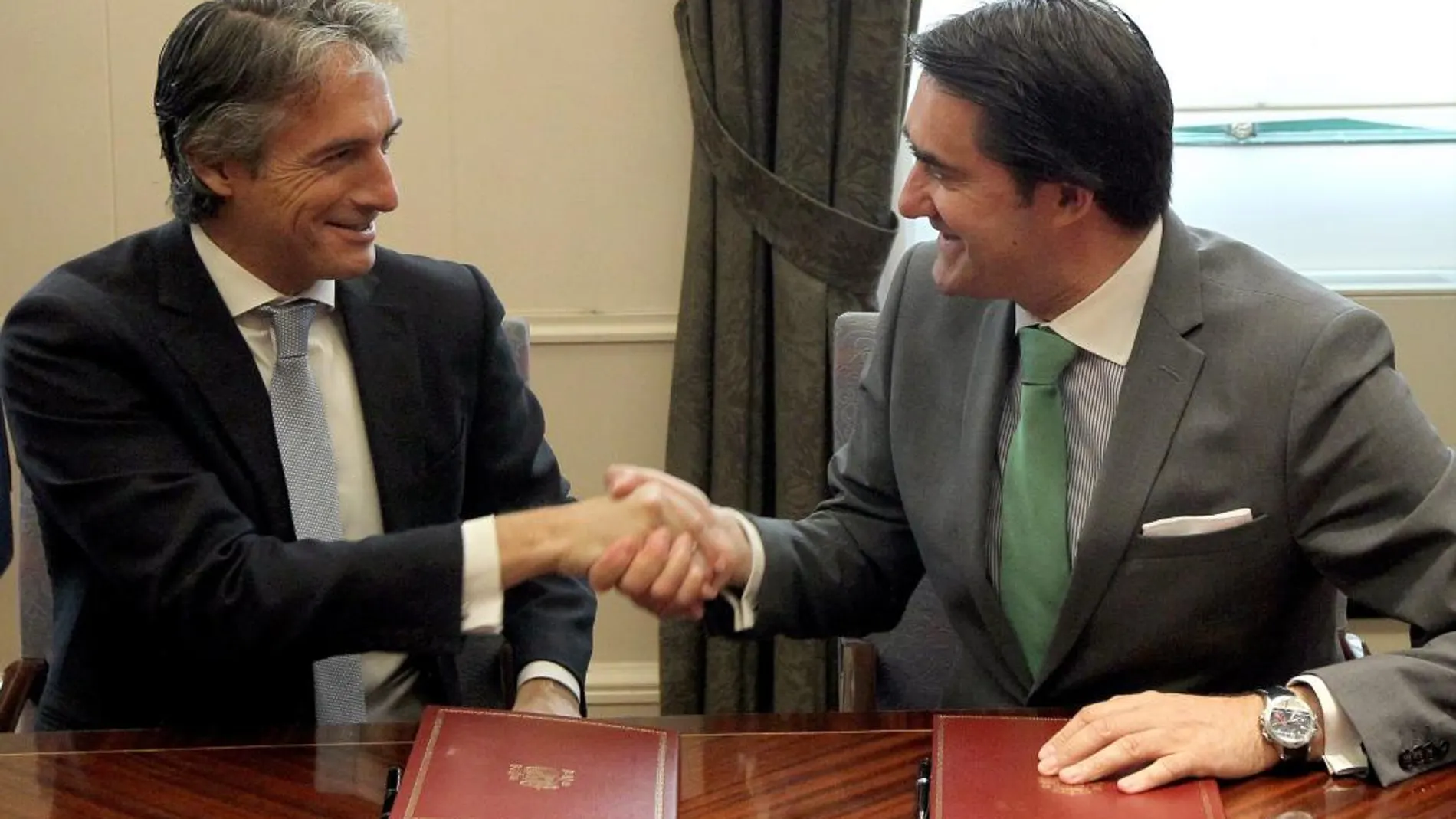Instante de la firma del acuerdo entre De la Serna y Suárez-Quiñones